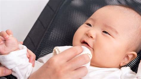 Paglulungad Ng Baby: Mga Dahilan At Kailan Ito Hindi Na Normal.